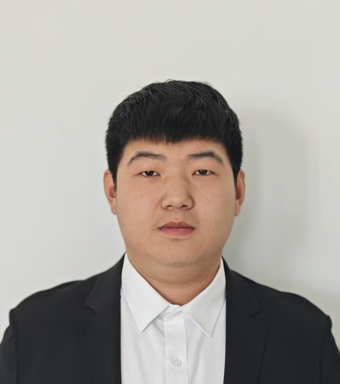 Zhao 的个人照片，黑色西装与白衬衫